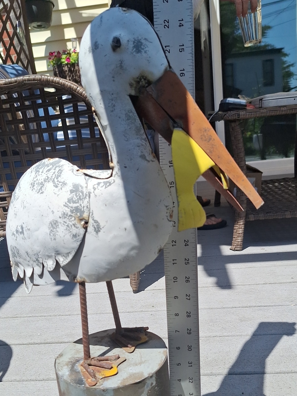 Weathered metal pelican statue - Picture 9 of 9